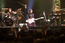 新山詩織「全国ツアー2016-2017『ファインダーの向こう』」東京・TSUTAYA O-EAST公演の様子。（撮影：達川範一）