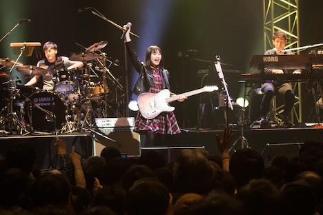 新山詩織「全国ツアー2016-2017『ファインダーの向こう』」東京・TSUTAYA O-EAST公演の様子。（撮影：達川範一）