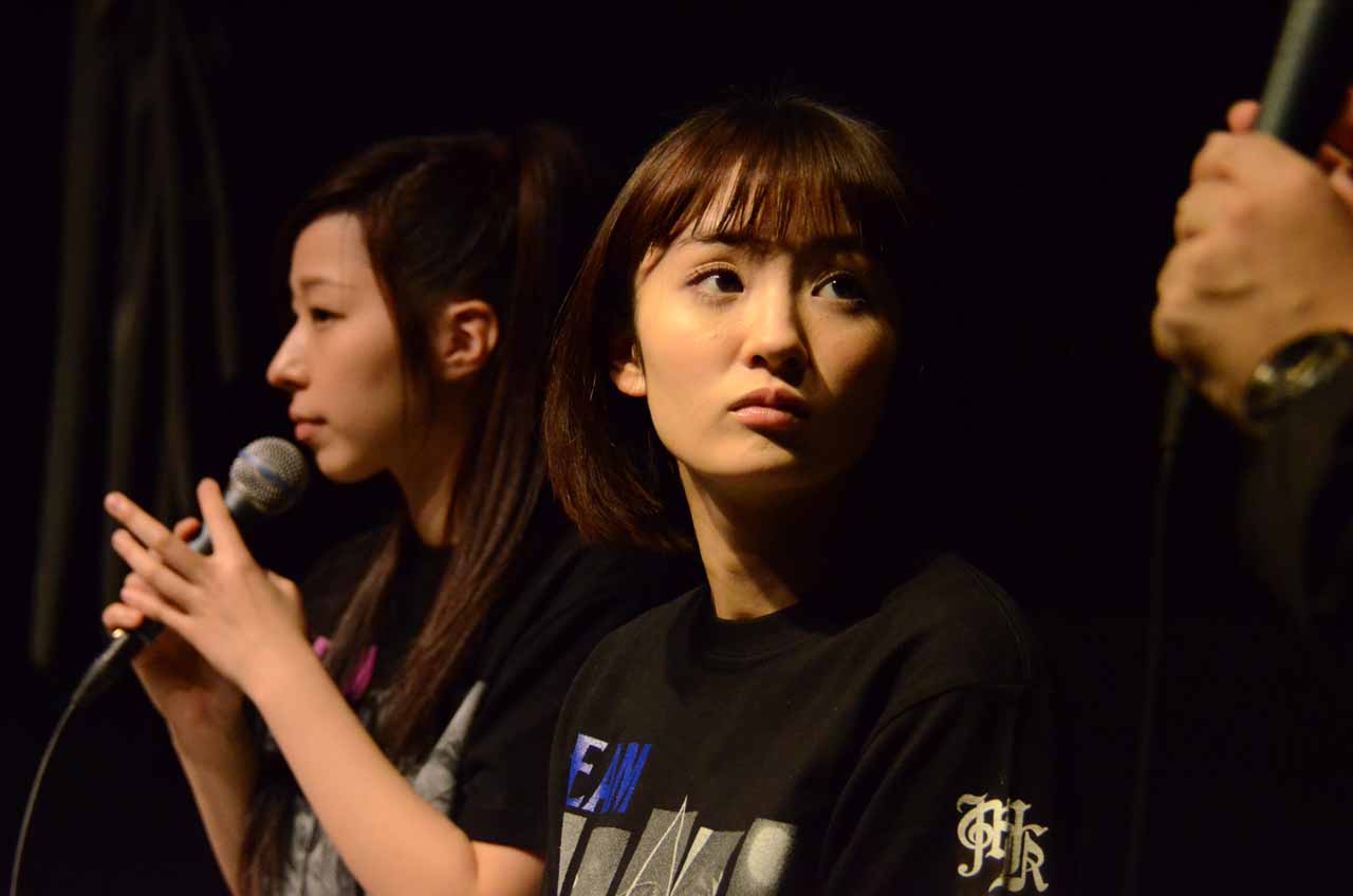 左から大黒柚姫（チームしゃちほこ）、咲良菜緒（チームしゃちほこ）。