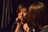 左から大黒柚姫（チームしゃちほこ）、咲良菜緒（チームしゃちほこ）。