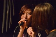 左から大黒柚姫（チームしゃちほこ）、咲良菜緒（チームしゃちほこ）。