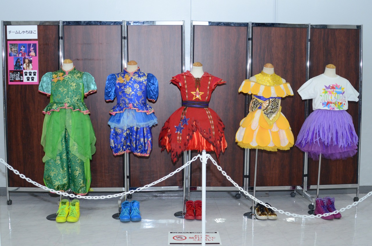 Musikleidungポップアップショップで展示されているチームしゃちほこの衣装。