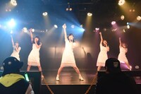 転校少女歌撃団の新メンバーお披露目ライブの様子。