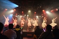 転校少女歌撃団の新メンバーお披露目ライブの様子。
