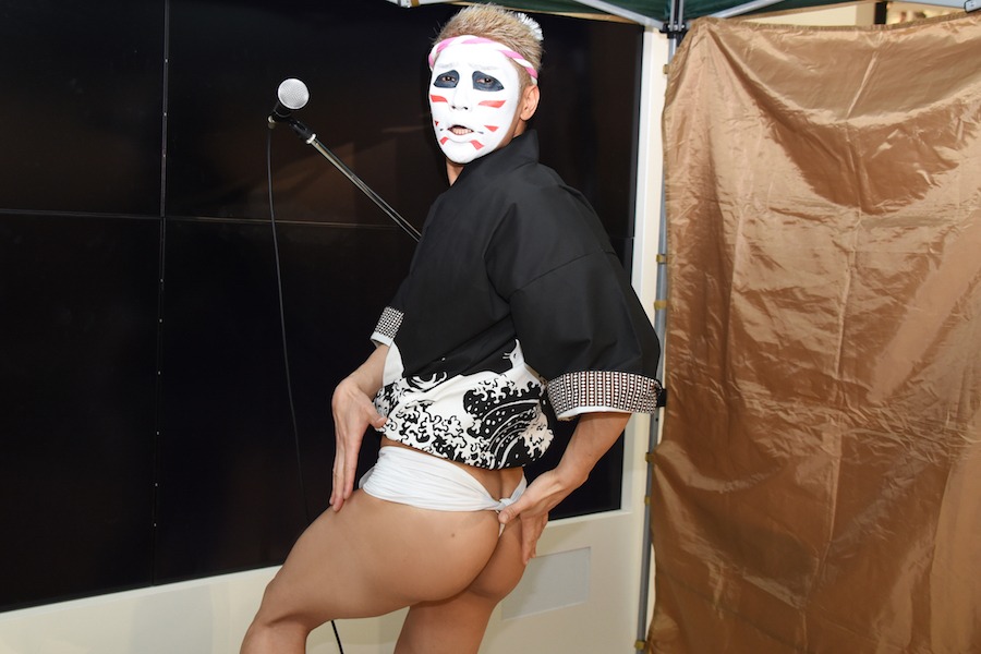 カメラに向かってポーズを決める樽美酒研二。