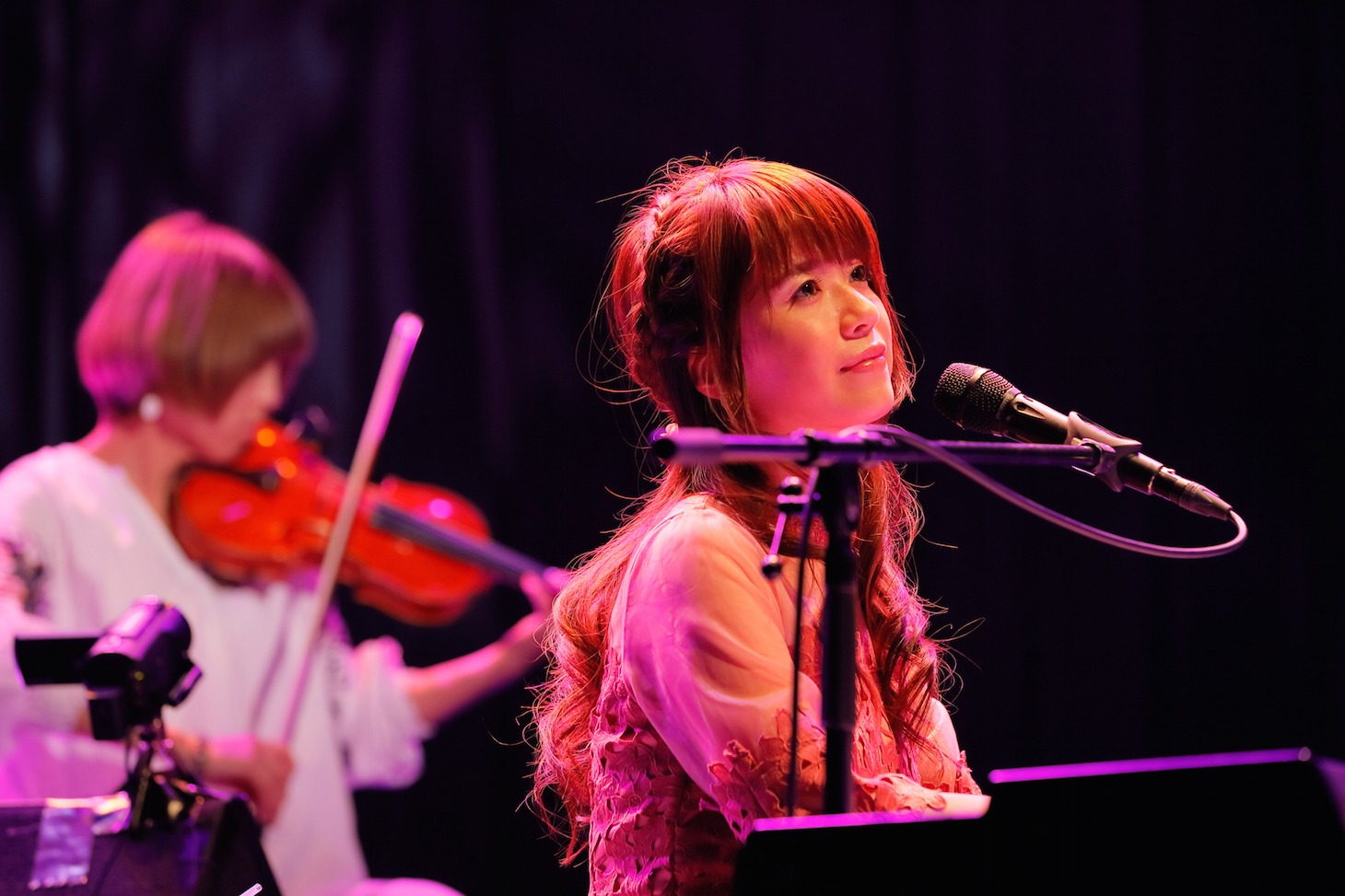 藤田麻衣子「藤田麻衣子 BEST ALBUM TOUR ～10th Anniversary～」東京・Zepp Tokyo公演の様子。（撮影：宮家和也）