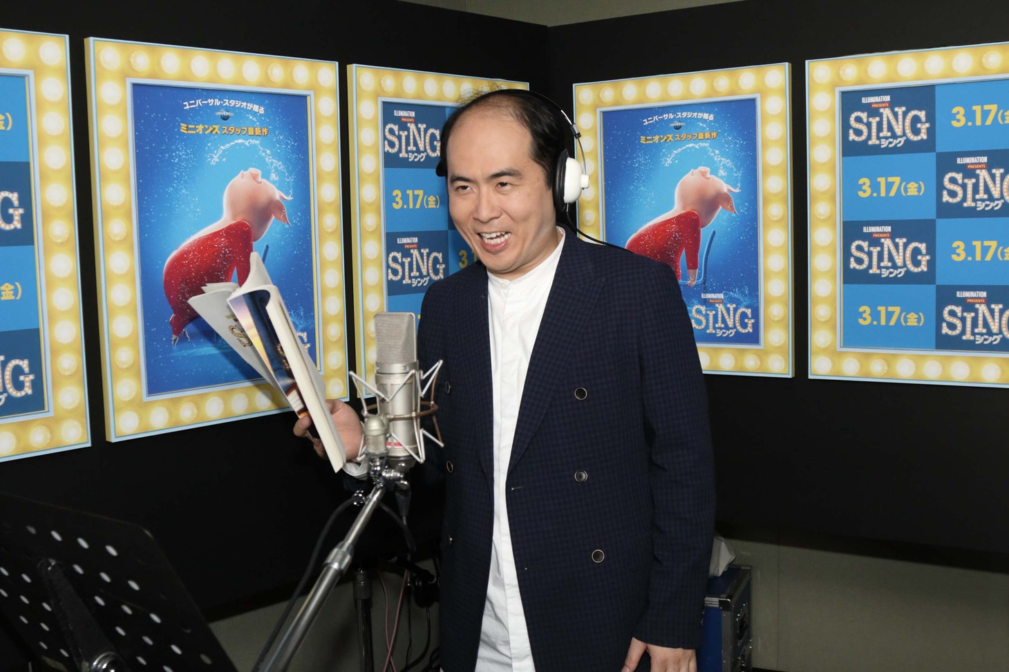 アフレコに挑む斎藤司（トレンディエンジェル）。