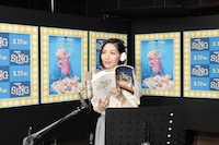 アフレコに挑む坂本真綾。