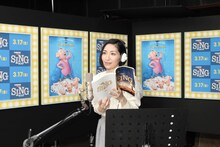 アフレコに挑む坂本真綾。