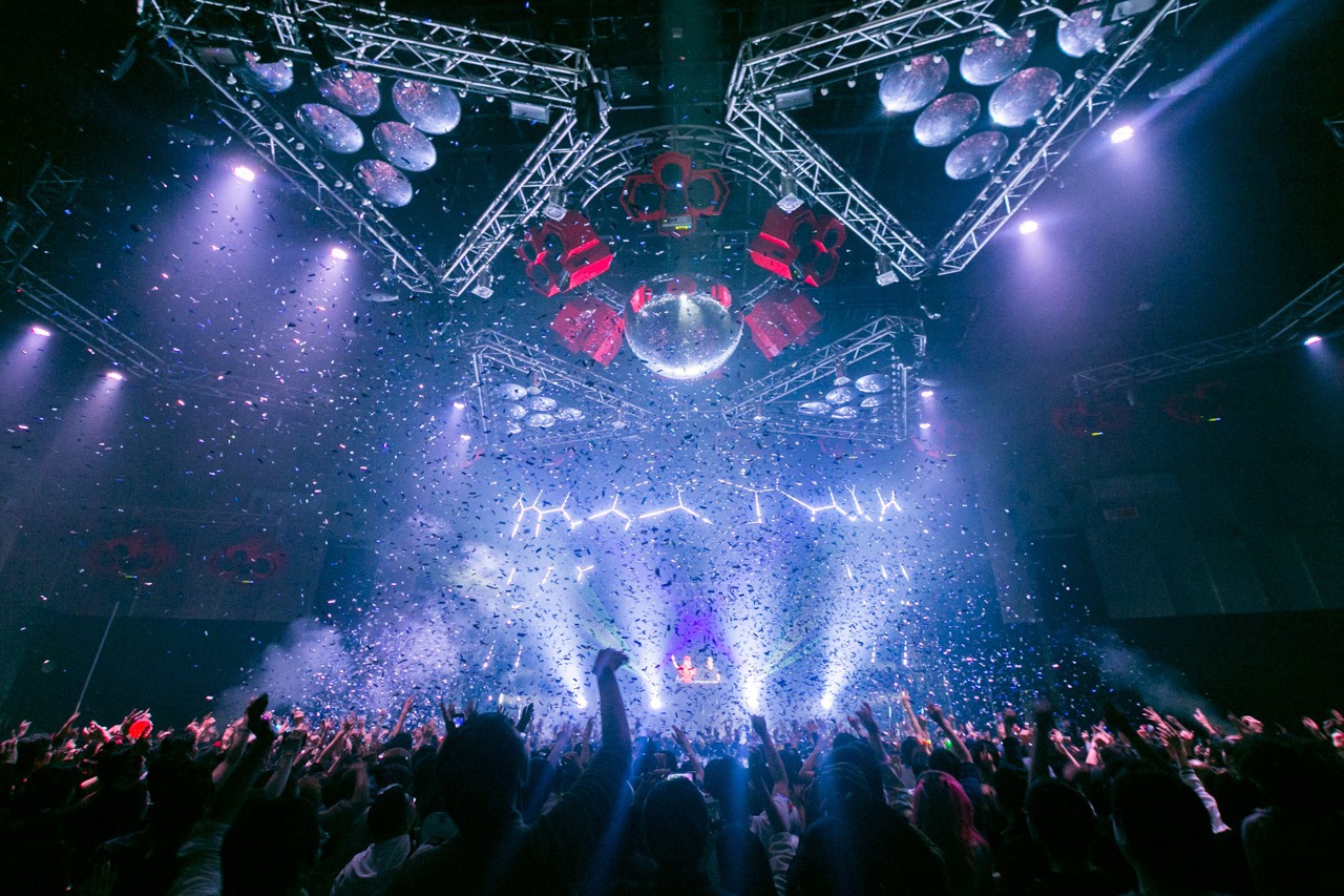 「ASOBINITE!!! -KYARY PAMYU PAMYU BIRTHDAY SPECIAL-YSTK×KPP CLUB EDITION」の様子。（撮影：前田政宗）