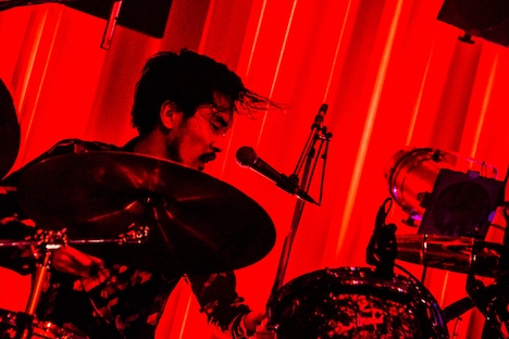 鈴鹿秋斗（Dr）（撮影：浜野カズシ）