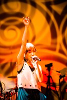 SAKI（Vo）（撮影：木場ヨシヒト）