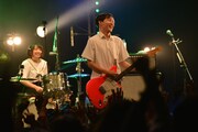左からみさこ(Dr)、の子(Vo, G)(撮影:沼田学)