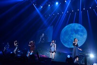 LiSAとKalafinaのコラボステージの様子。