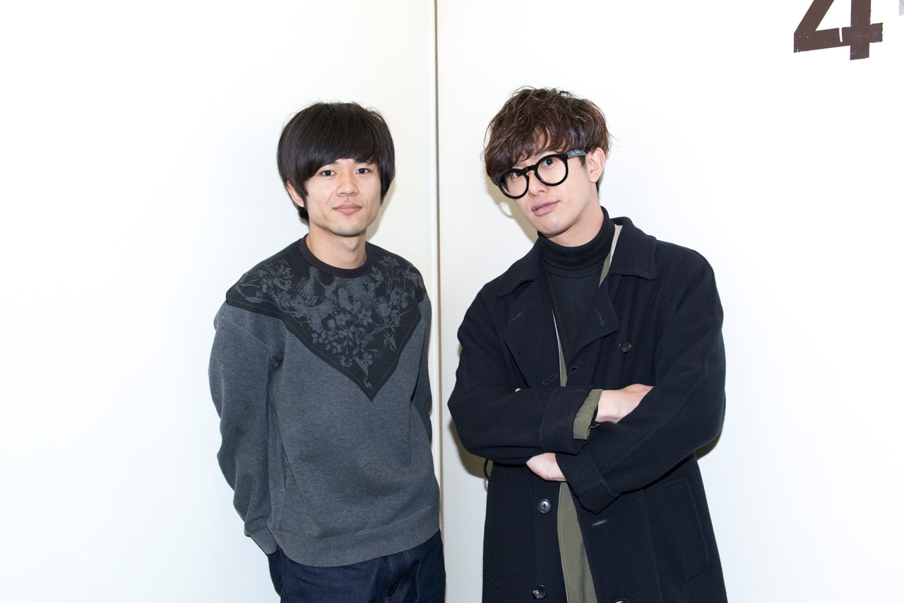 左からヤマサキセイヤ（キュウソネコカミ）、田邊駿一（BLUE ENCOUNT）。