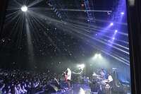 「めちゃ×2魔法を叶えてっ！ツアー」東京・EX THEATER ROPPONGI公演の様子。（撮影：佐藤哲郎）