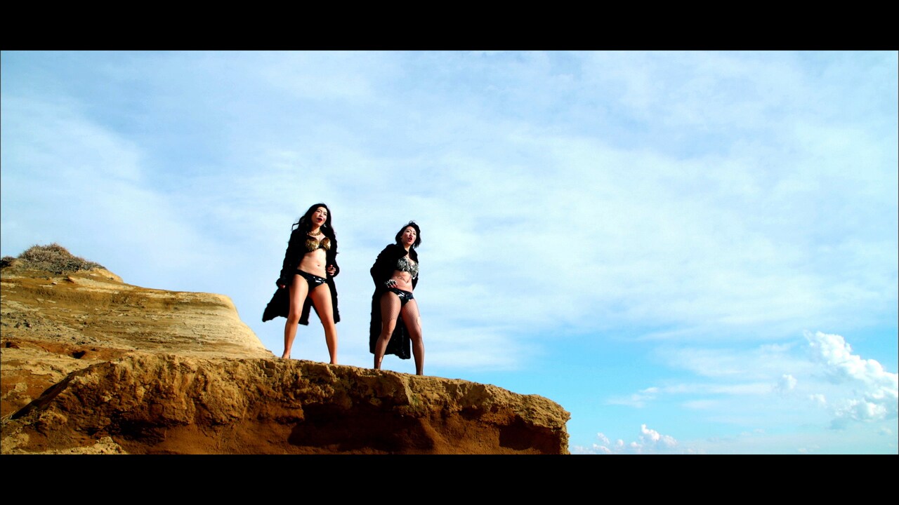 崖っぷちで空撮！ベッド・イン「男はアイツだけじゃない」MV、ジャケは7inch風に