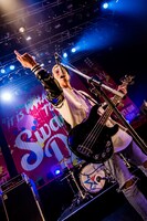 KOJI（Vo, B）（Photo by TAKASHI KONUMA）