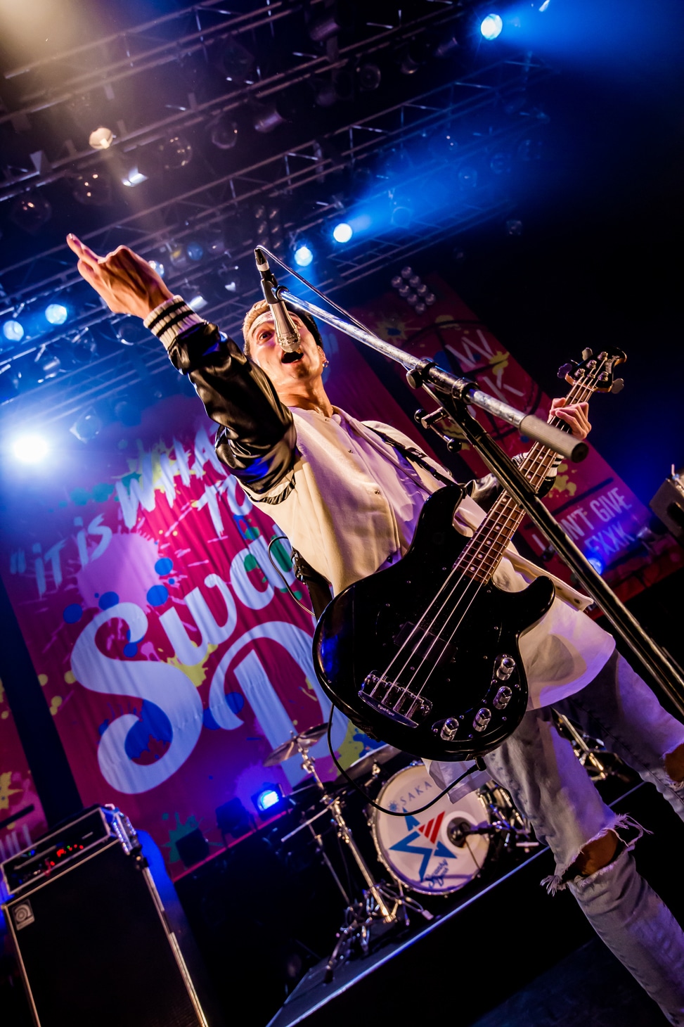 KOJI（Vo, B）（Photo by TAKASHI KONUMA）