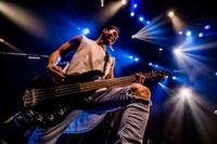 KOJI（Vo, B）（Photo by TAKASHI KONUMA）