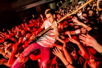 KOJI（Vo, B）（Photo by TAKASHI KONUMA）