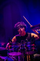 SHUN（Dr）（Photo by TAKASHI KONUMA）