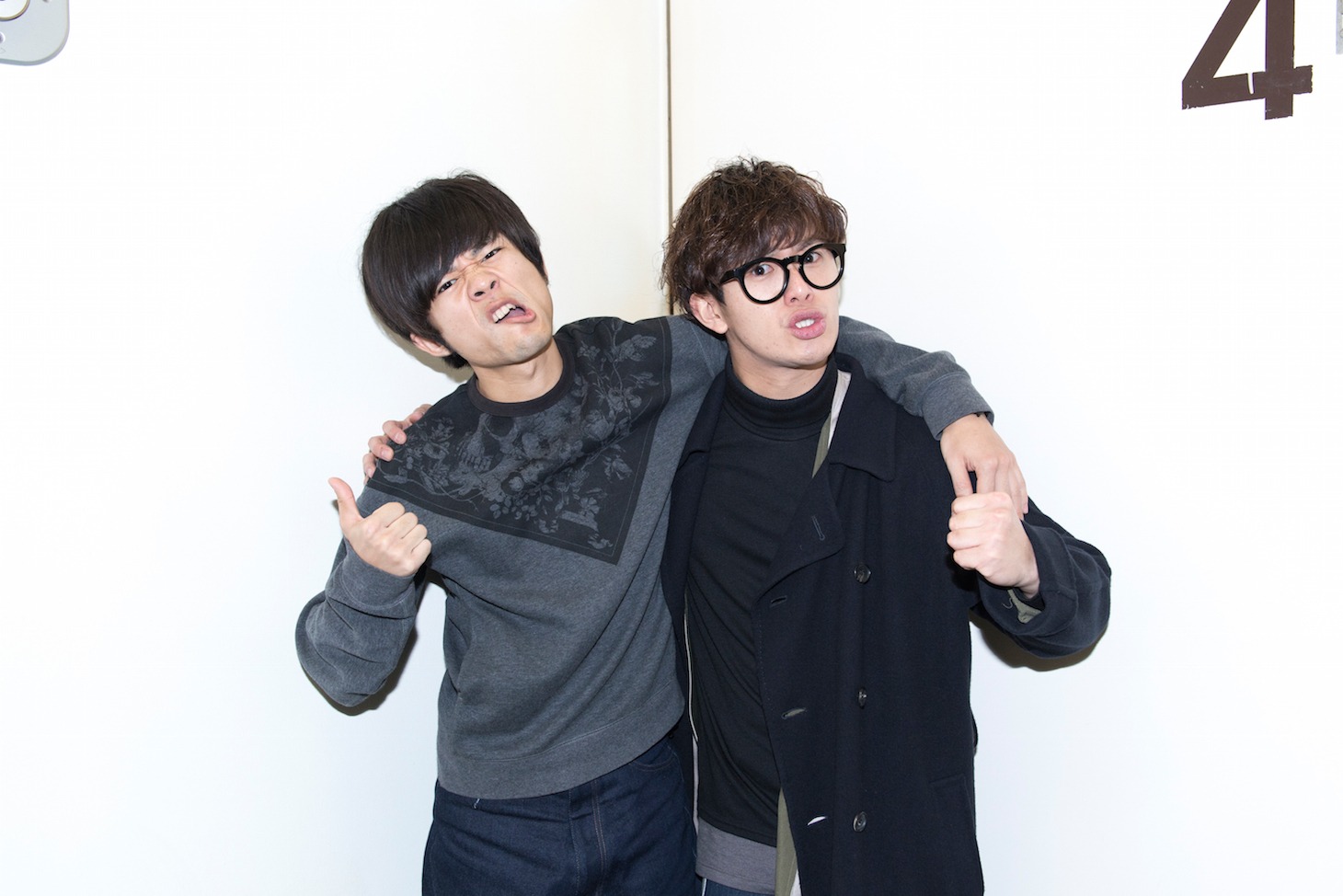 左からヤマサキセイヤ（キュウソネコカミ）、田邊駿一（BLUE ENCOUNT）。
