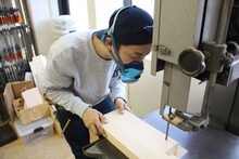 ルアー作りに挑戦する松崎兵太（SHANK）。