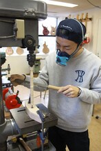 ルアー作りに挑戦する松崎兵太（SHANK）。