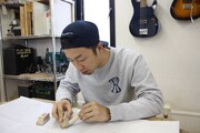 ルアー作りに挑戦する松崎兵太（SHANK）。