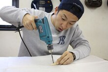 ルアー作りに挑戦する松崎兵太（SHANK）。