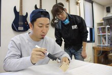 ルアー作りに挑戦する松崎兵太（SHANK）。