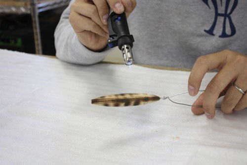 ルアー作りに挑戦する松崎兵太（SHANK）。