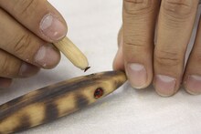 ルアー作りに挑戦する松崎兵太（SHANK）。