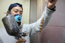 ルアー作りに挑戦する松崎兵太（SHANK）。