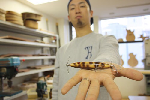 ルアー作りに挑戦する松崎兵太（SHANK）。
