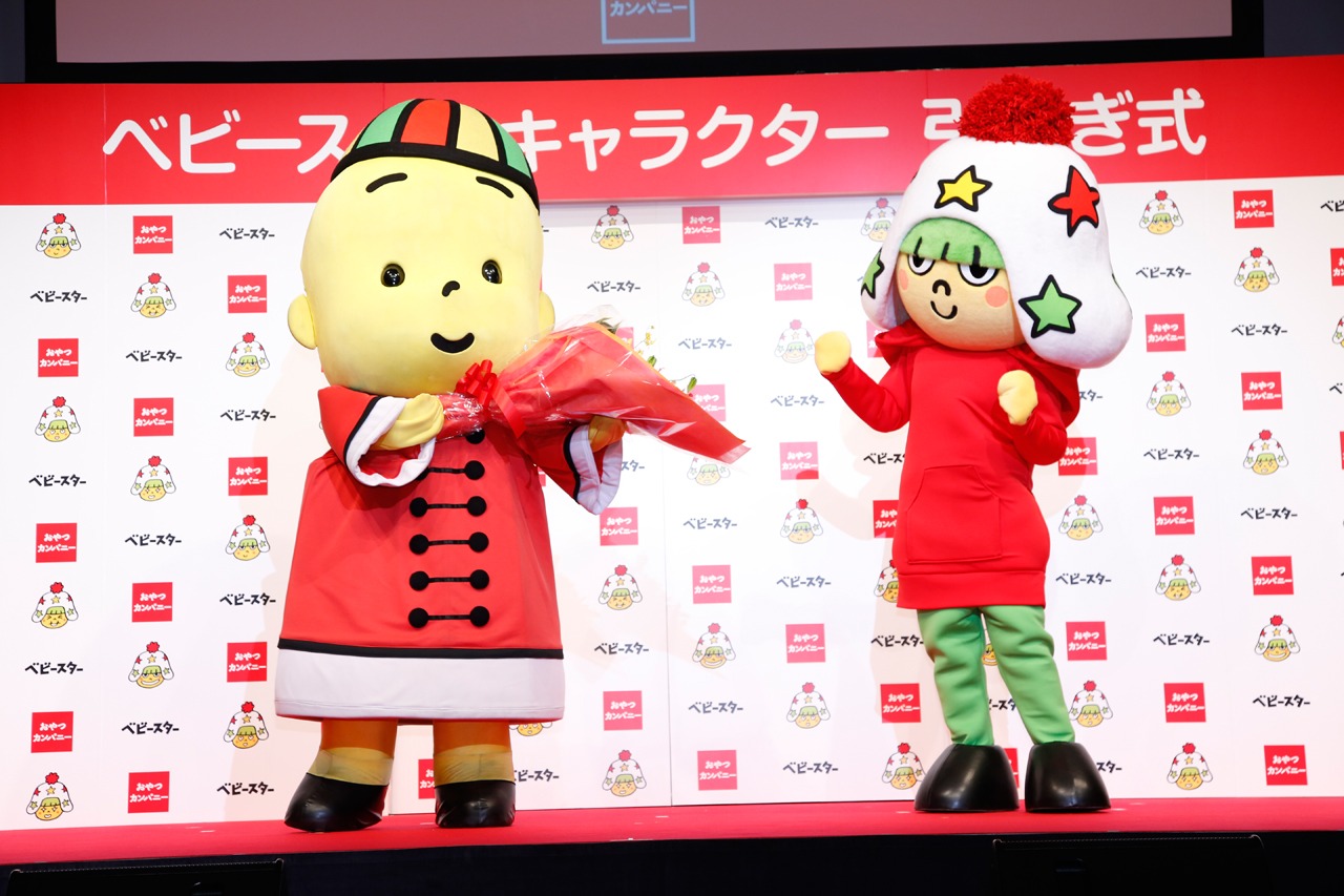 ホシオくん（右）から花束を受け取るベイちゃん（左）。