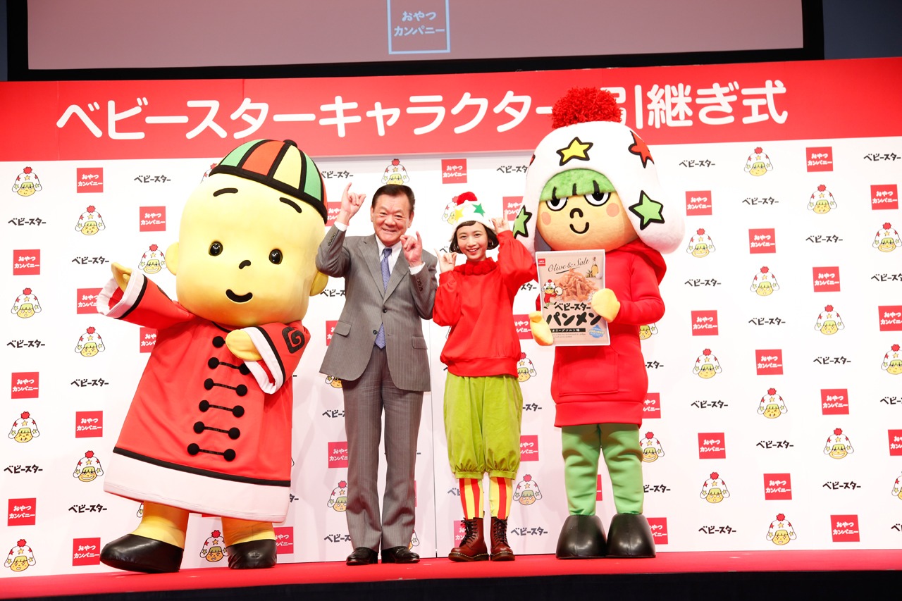 「ベビースターラーメン」新キャラクターお披露目イベントの様子。