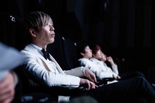映画「NEW」観賞中のTHE BAWDIES。（撮影：石崎祥子）