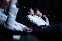 映画「NEW」観賞中のTHE BAWDIES。（撮影：石崎祥子）