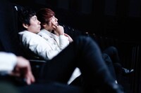 映画「NEW」観賞中のTHE BAWDIES。（撮影：石崎祥子）