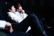 映画「NEW」観賞中のTHE BAWDIES。（撮影：石崎祥子）