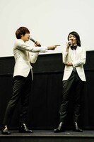 左からROY（Vo, B）、JIM（G, Cho）。（撮影：石崎祥子）