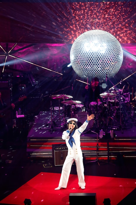 朗々と歌うニセ明。（Photo by Tsukasa Miyoshi[Showcase]）