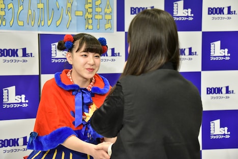 食いしん坊と交流する東理紗。