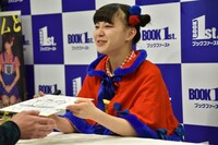 食いしん坊に似顔絵を手渡す東理紗。