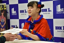 食いしん坊に似顔絵を手渡す東理紗。