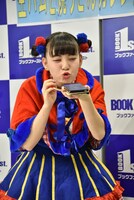 食いしん坊のスマホに目覚ましメッセージを吹き込む東理紗。