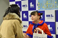 食いしん坊と握手する東理紗。