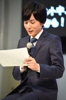 早口言葉に挑む山村隆太。